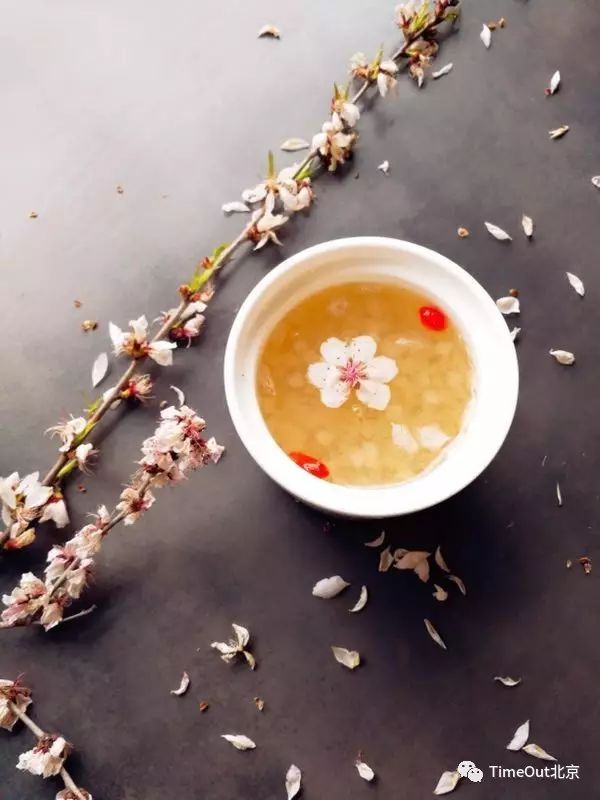 桃花酿,桃花茶,桃花羹等,都是应时应景的产物.