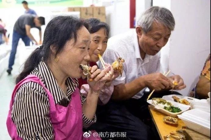 阳澄湖大妈:加班只能吃大闸蟹,管饱!大闸蟹:?