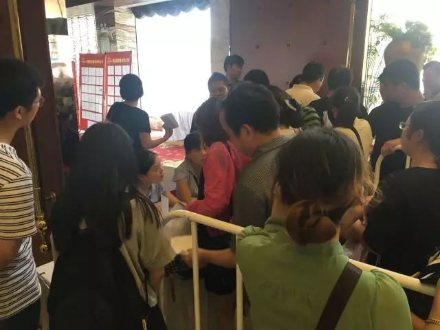 在栏杆外等候的家属