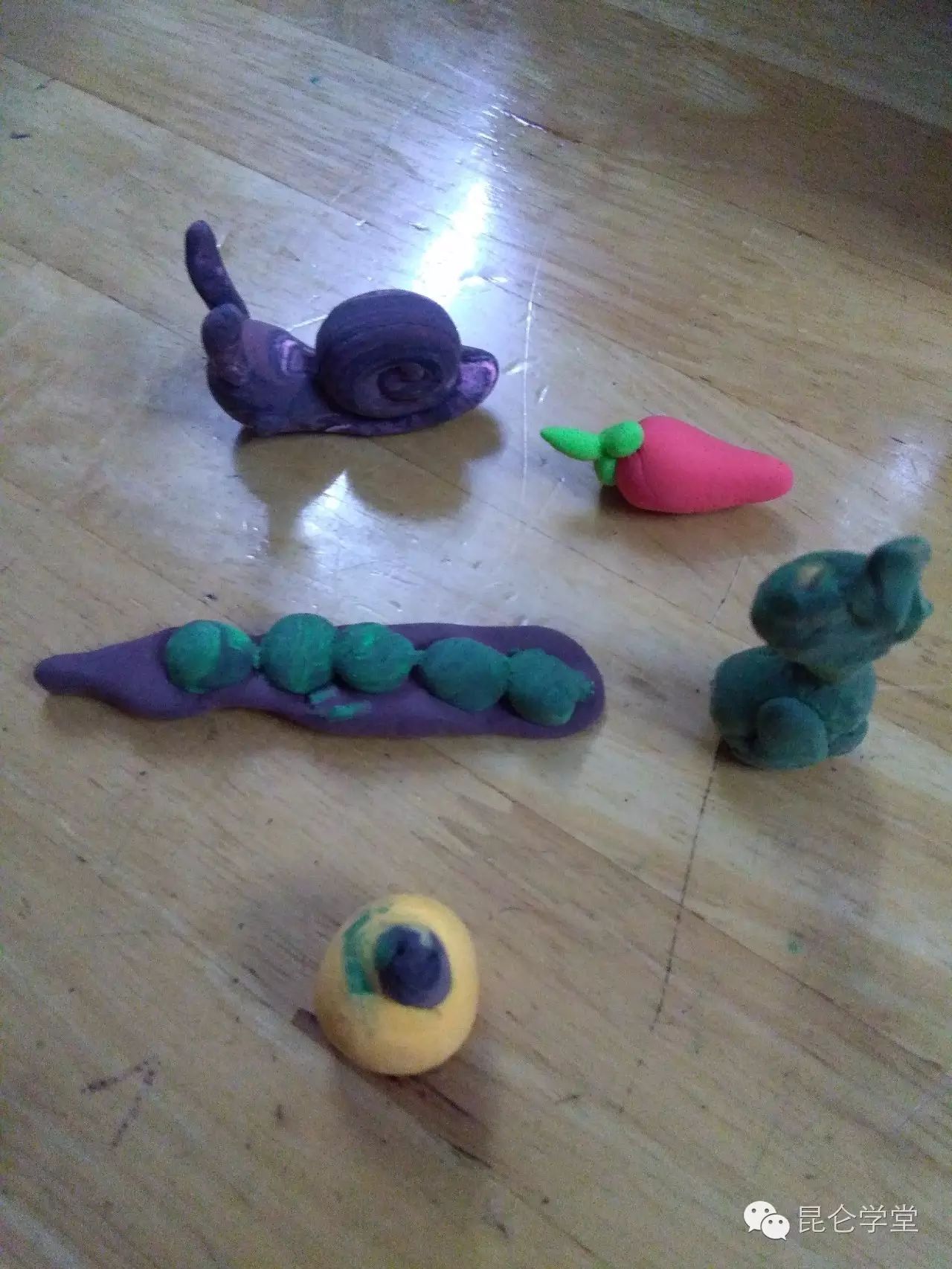 今天下午的手工课,我给每个孩子发了些彩泥,这可是锻炼孩子动手能力和发挥他们想象力的好机会。于是,我提前给孩子们定规矩:这次的手工课老师只做观众,不会帮助任何人,大家要靠自己动脑动手来完成自己的作品哦!孩子们各自领泥而归,开始认真的创作了。我稳坐桌前,静观其变。 不一会儿,第一个完成作品的小朋友来到我面前,他捏的是一个小红辣椒。 紧接着,又一个小朋友向我展示他的金色南瓜。 陆陆续续的,孩子们都完成了自己的杰作,纷纷过来展示给我看。 一个小药丸,搓地挺圆的,赞!