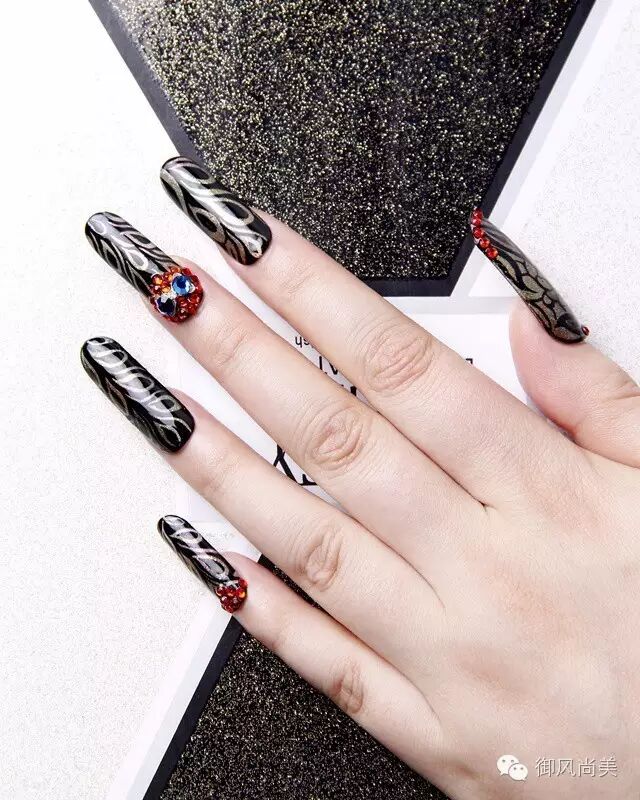 夜里盛开的黑色妖姬