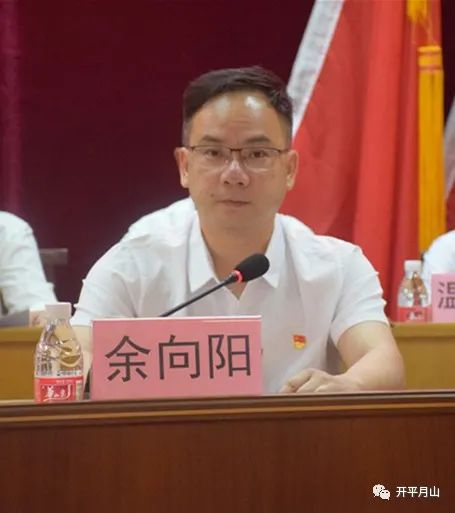 大会在雄壮的国歌声中开幕,党委副书记,镇长余向阳主持会议,党委副