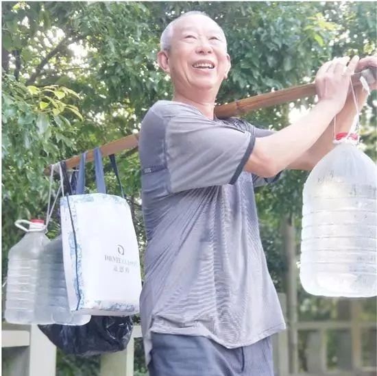 63岁的乐清老汉爬山取水学韩语 梦想出国打工