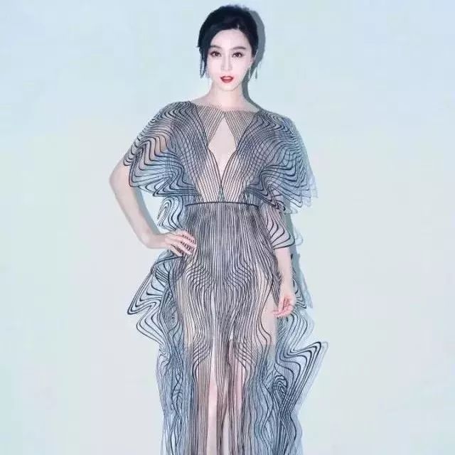 范冰冰3D裙惊艳全场,网友炸了:这穿和没穿有什么区别?