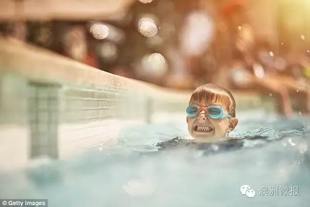 不游泳甭毕业!澳政府疯狂砸钱 强制孩子必会游泳