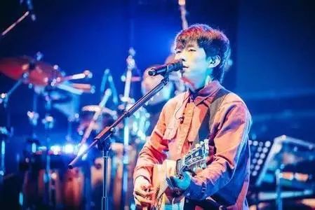 【音乐】赵雷唱《成都》引发强烈共鸣 观众大呼“因为一首歌恋上...