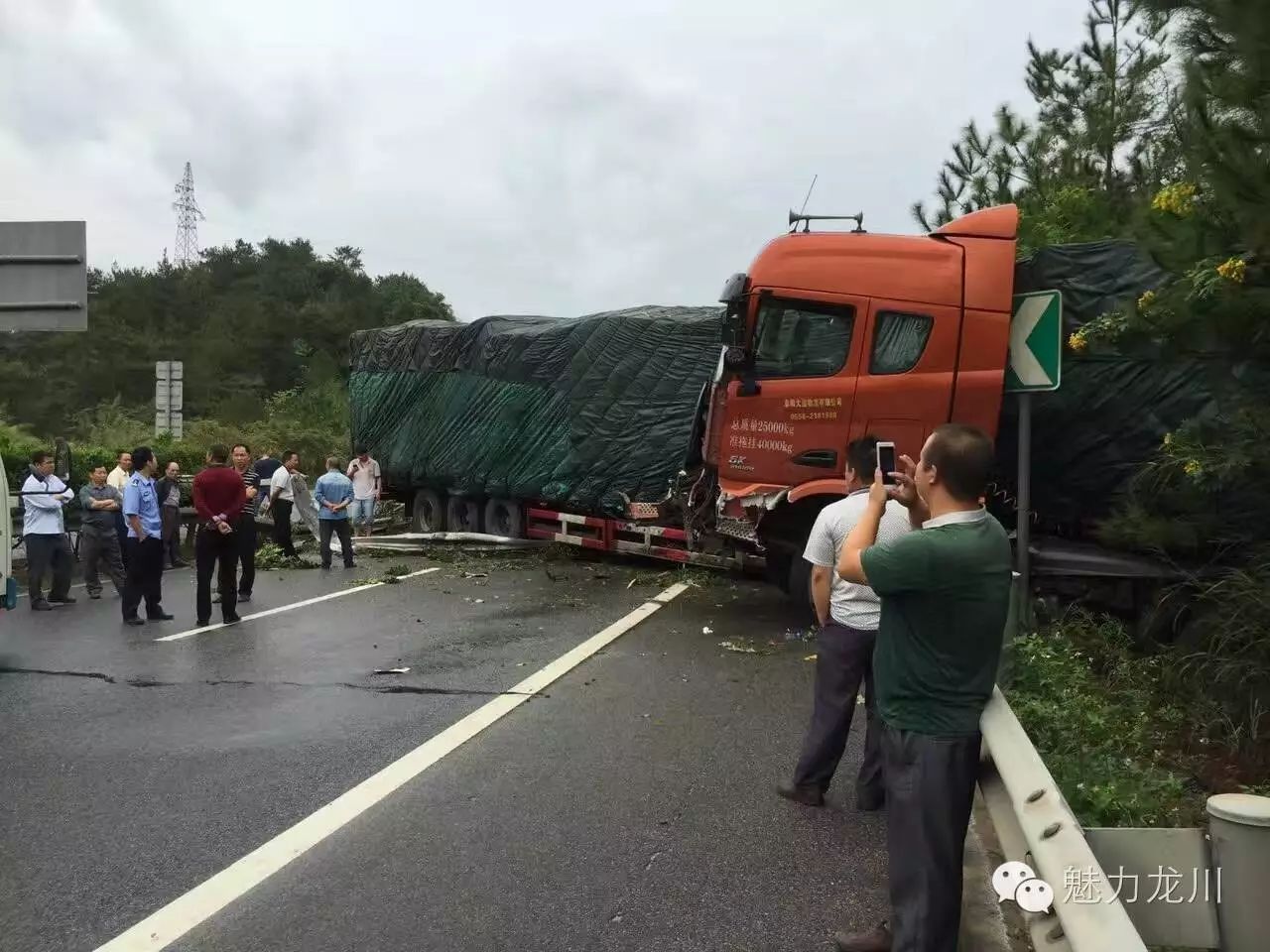 河源龙川高速路段发生一起交通事故 一事故货车横拦路中间