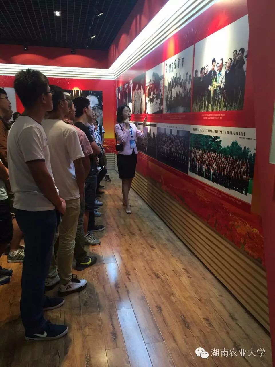第一次面对着来访者,说出第一声"大家好,欢迎来到湖南农业大学校史