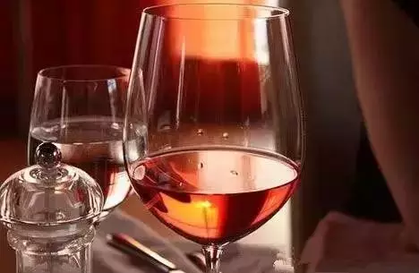 我喝的葡萄酒是用葡萄酿造的吗？