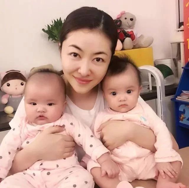 熊黛林的双胞胎女儿长得好神奇,两张脸完全不一样