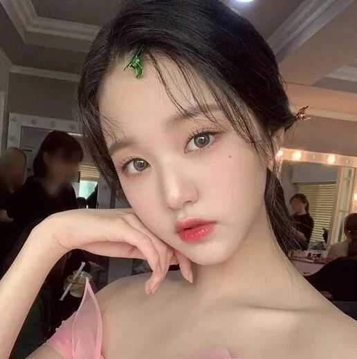 IZONE成员张员瑛展现清纯容貌 宛若童话中的公主温婉可人