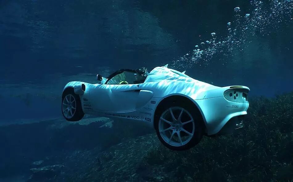 梦境奇旅，探索梦见在水里开车的深层含义与心理解析