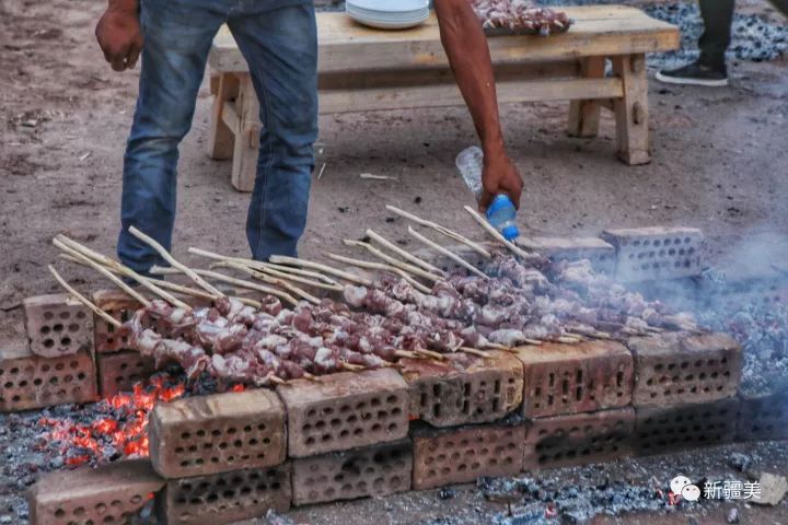 用砖头搭建起来的烧烤炉,用红柳枝串的大串羊肉,很快就摆满了,这个