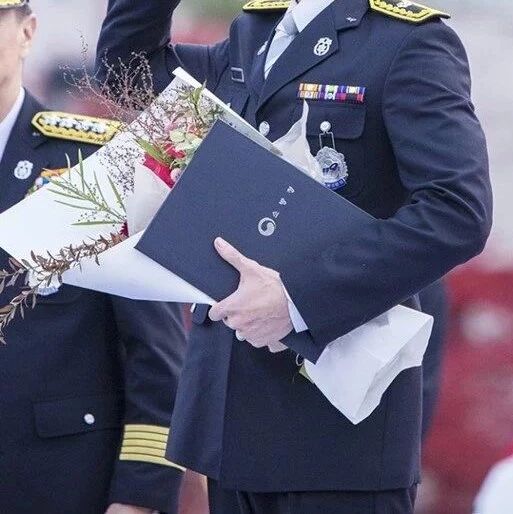 韩国艺人当选荣誉消防员 帅气制服狙击女心