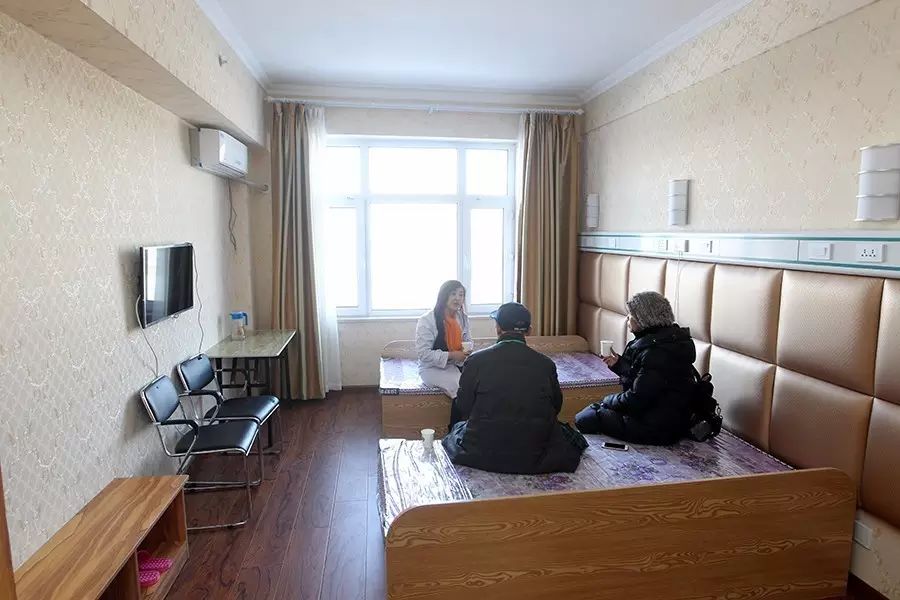 上周末,130余组家庭到温泉养老院考察看完居住条件 当时就有要入住的