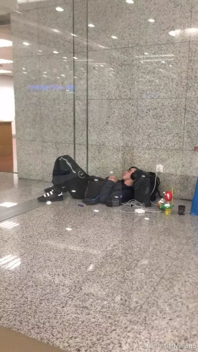 何猷君因同伴护照丢失无法入境 亮身份后找到护照