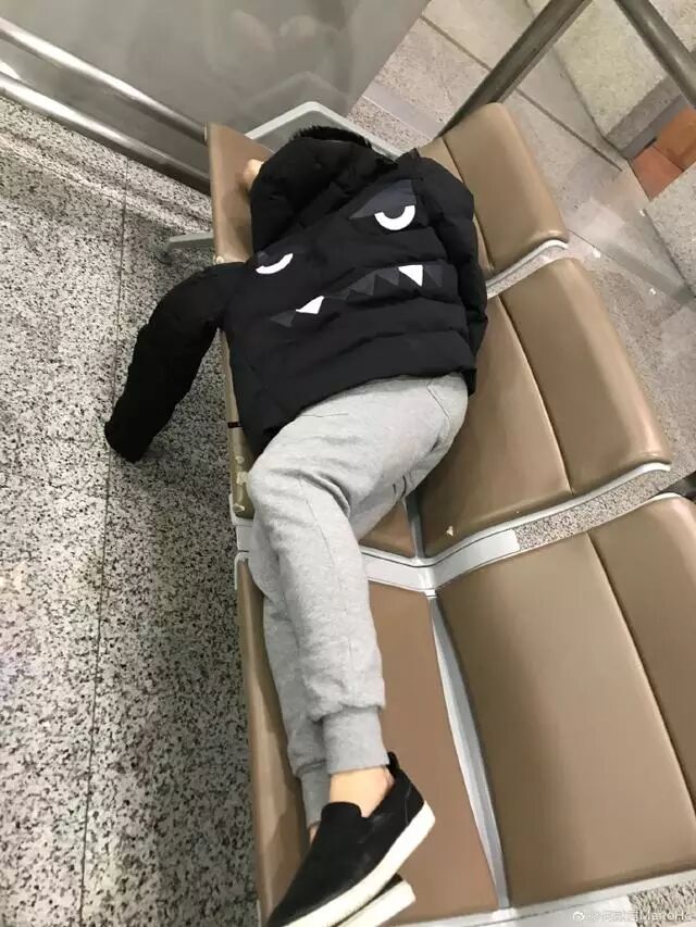 何猷君因同伴护照丢失无法入境 亮身份后找到护照