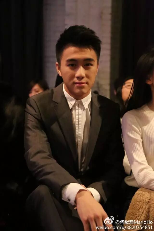 何猷君因同伴护照丢失无法入境 亮身份后找到护照