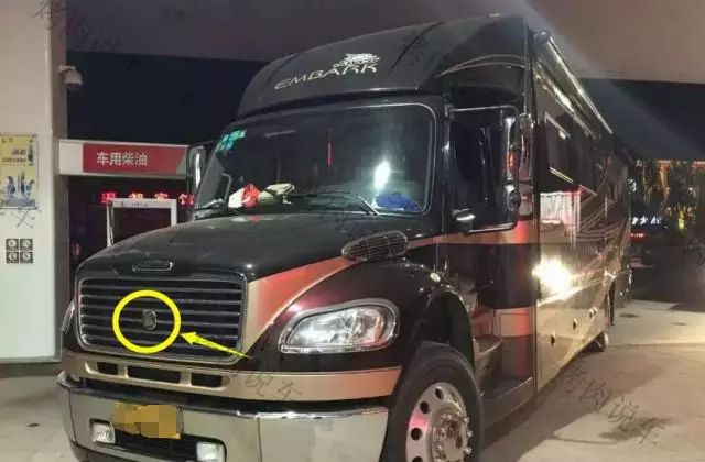 成龙的巨型房车,加一次油20000多,车上一个字比身份证还好使