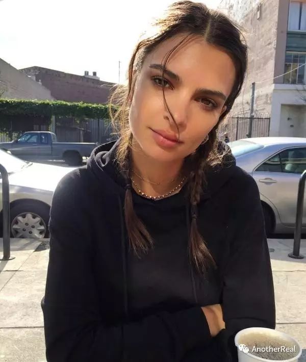 超火辣!性感模特儿 emily ratajkowski 冬天穿这样在纽约遛狗逛大街!