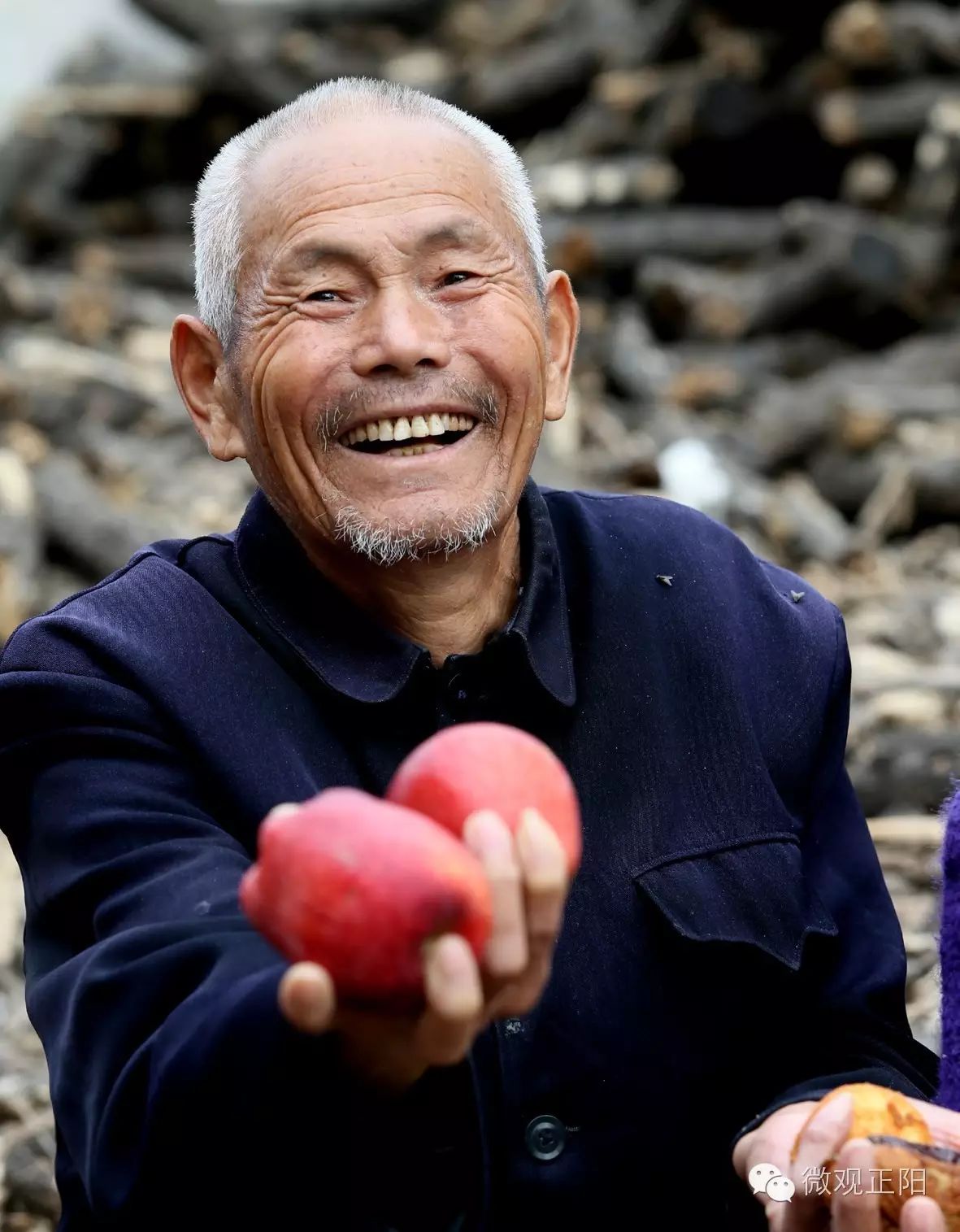 ""好孩子,谢谢你们来看我们."93岁的余惠芳老人接过苹果高兴地说.