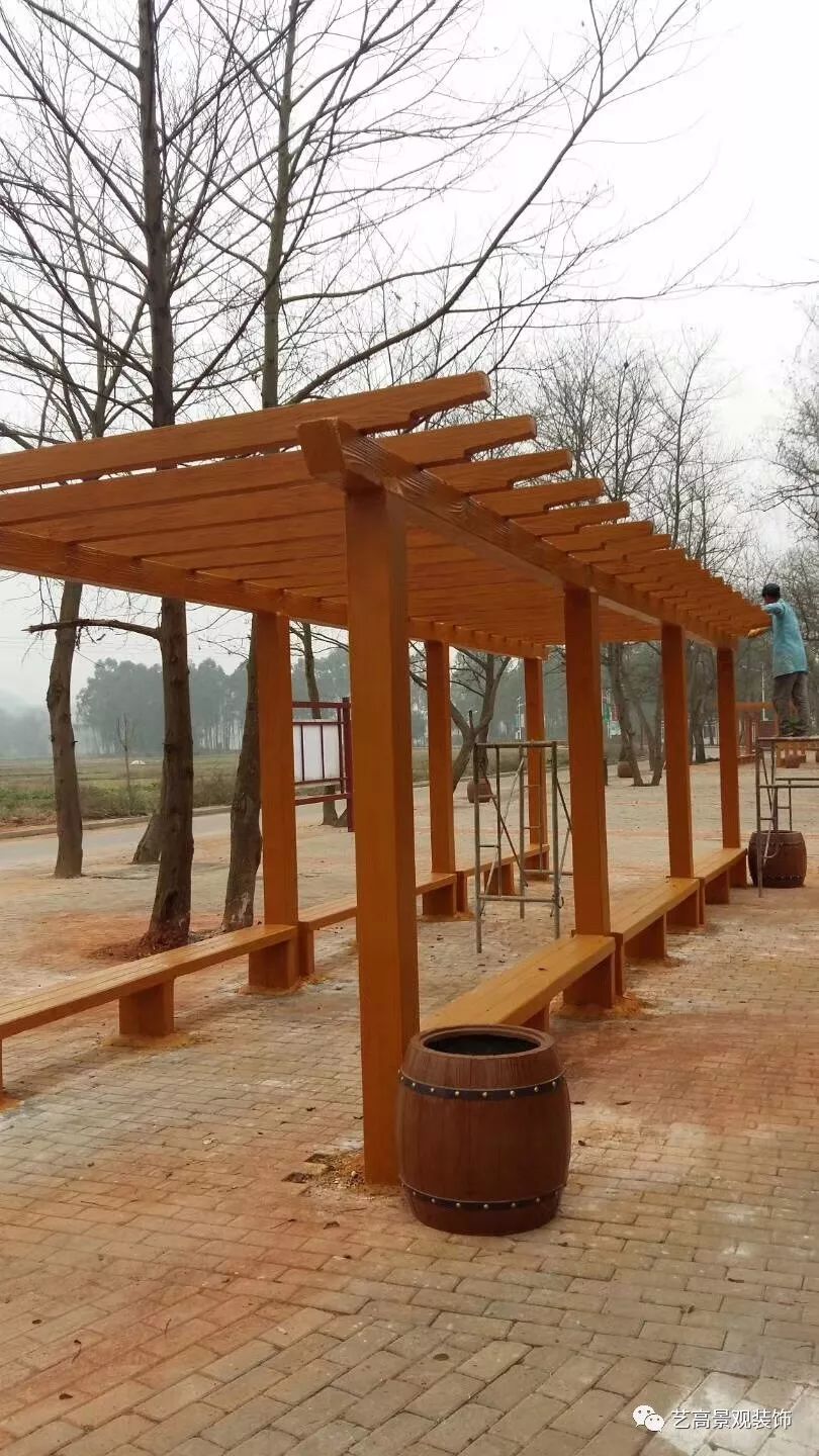 赣州建设美丽新农村—正在施工中的仿木葡萄架 仿木花桶