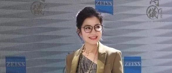 钟楚红老了出来捞金,不刻意装嫩,满脸皱纹也挺漂亮的!