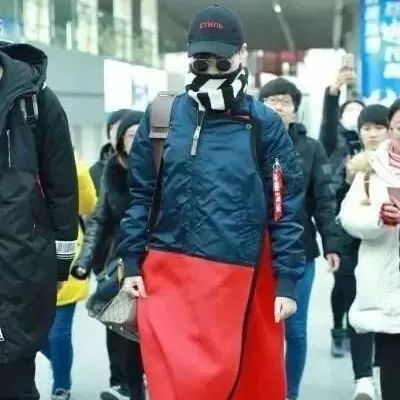 李宇春身穿红蓝宽松大衣现身机场,像极了等车回家的军绿农民工!