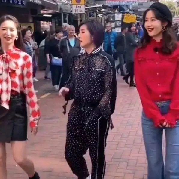 杨千嬅现身香港街头,穿连体装不到160?但实际她比刘嘉玲还高!