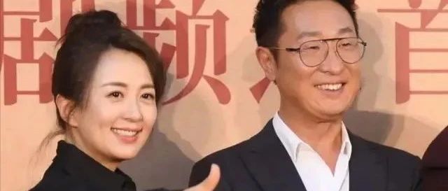 杨童舒44岁偏穿老年服,其实稍微打扮就有气质,素颜也很干净啊!