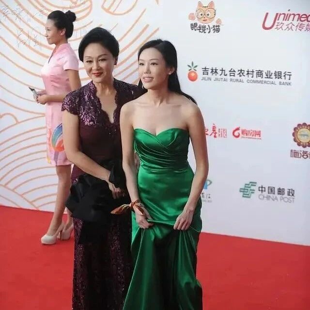 王姬老了走红毯,皱纹可真不少,身材却比28岁女儿都要迷人!