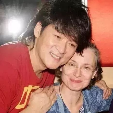 周华健妻子近照似70岁老太,可她被周华健当小公主宠了一辈子