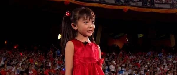 林妙可和杨沛宜,2个因奥运而红的荧星,10年来却奔走着截然不同的童年!