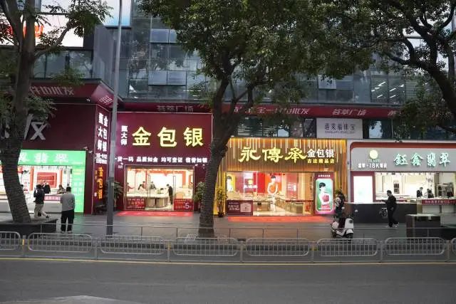 水贝近几个月出现大量“金包银”店。