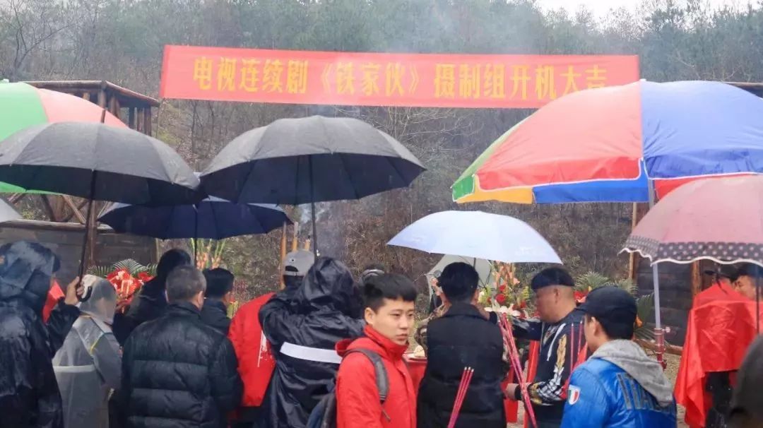 《铁家伙》雨中开机,主演竟然是他! 中国荧屏的“史泰龙”!