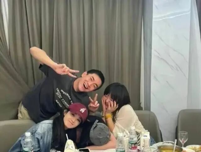 客厅沙发旁多人合影的生活场景，体现客厅作为聚会空间的包容度