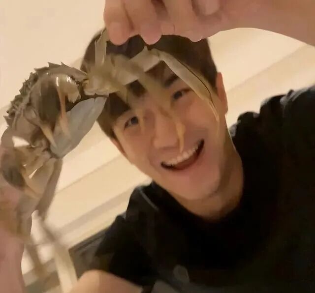 居家镜头中手提食材的趣味画面，传达生活感与轻松氛围