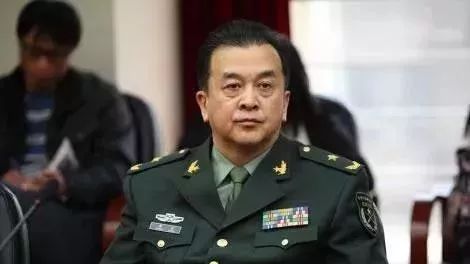 57岁黄宏近照苍老, 被免职后走路需人扶,因女人与赵本山闹翻,与才女妻子恩爱