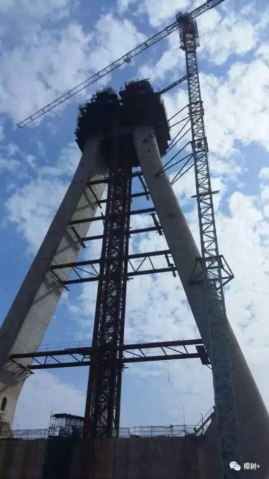 斜拉桥图片_斜柱式后拉卡盘_四桥平板车拉矿