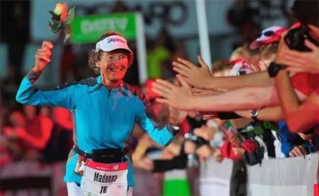 “谁在意年龄！”美86岁老人还在参加铁人三项