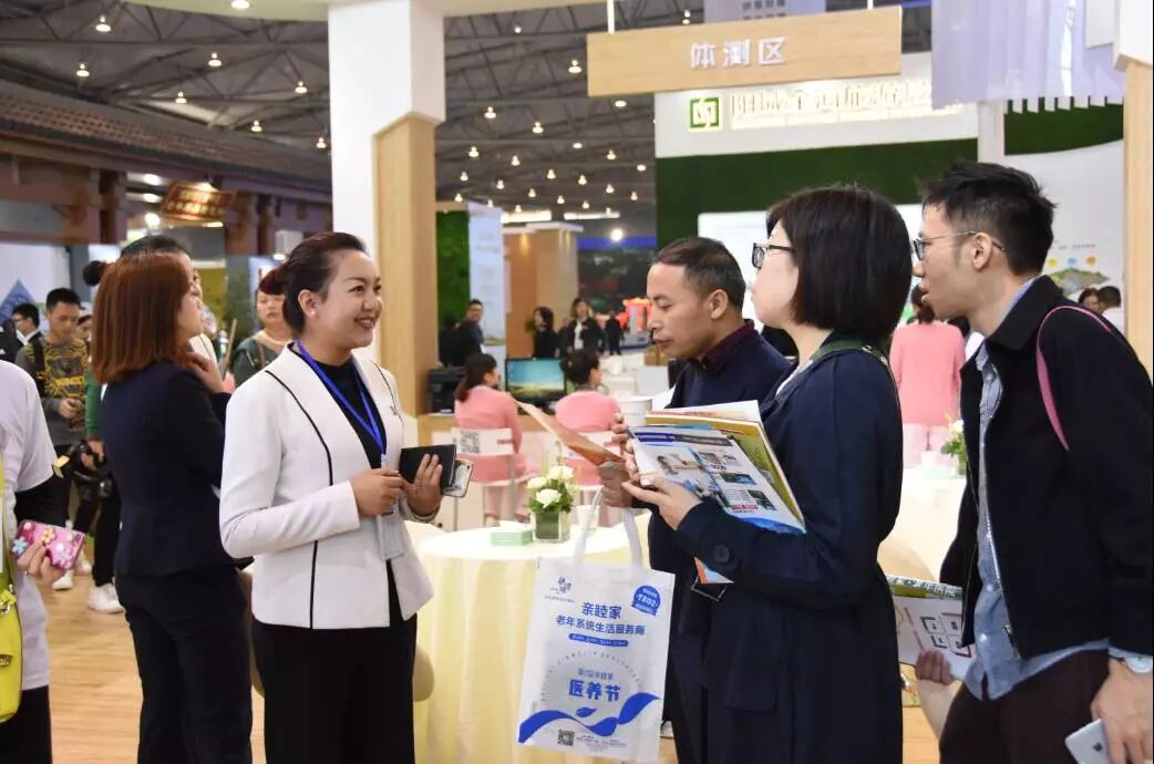 成都养老院|机构-在老博会上亲睦家养老顾问为老人详细介绍养老服务