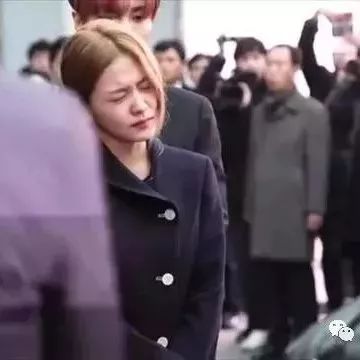在金钟铉出殡式上“抢C位”?女团成员Yeri的举动引发巨大争议!