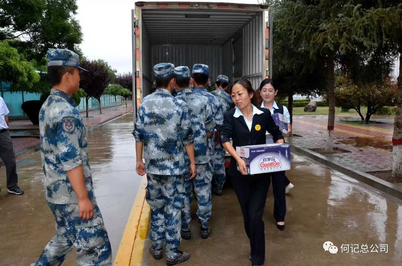 驻榆空军某部队杨政委和政治工作处刘主任与慰问组亲切交谈,慰问组向