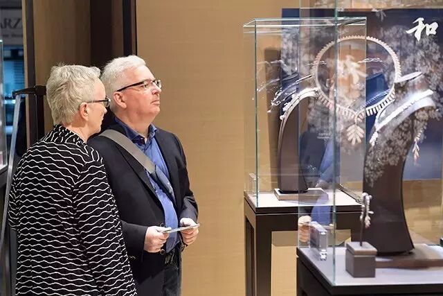 参观者驻足竹报平安作品