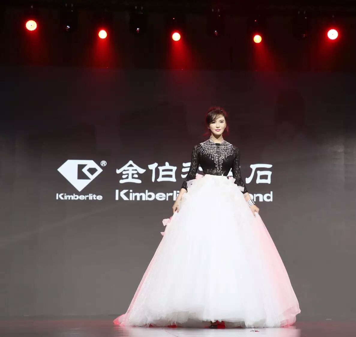 ĪС�����z6��������ʱ(�й�)�ٷ���վ�߼��鱦����Ӱ��