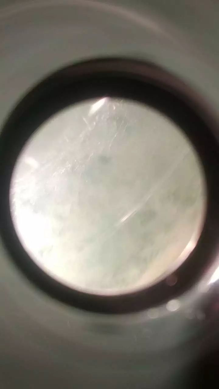 第二步,用放大镜近距离观察,没有发现酸洗后的小坑纹,而且质地挺细腻