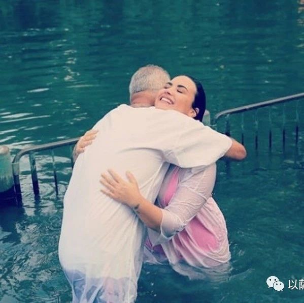 【娱乐转化】美国歌手Demi Lovato在约旦河受洗:从没这种被更新的感觉