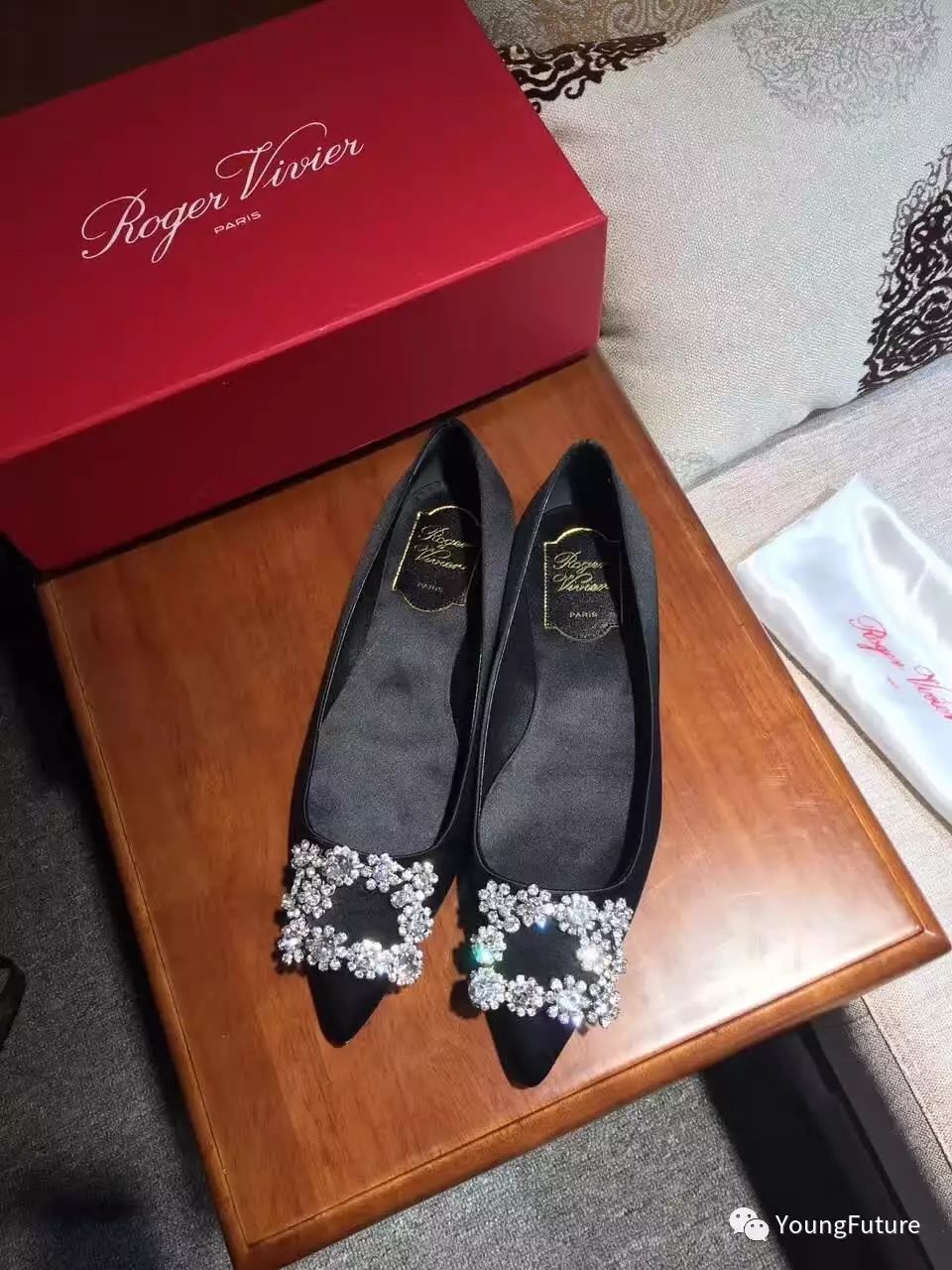 rv roger vivier 春夏新款尖头彩钻平底鞋 鞋面定制真丝质地,超丝滑