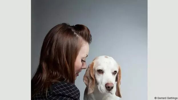 杰拉德·格辛斯拍摄的狗体现了人与动物之间跨物种的亲密关系