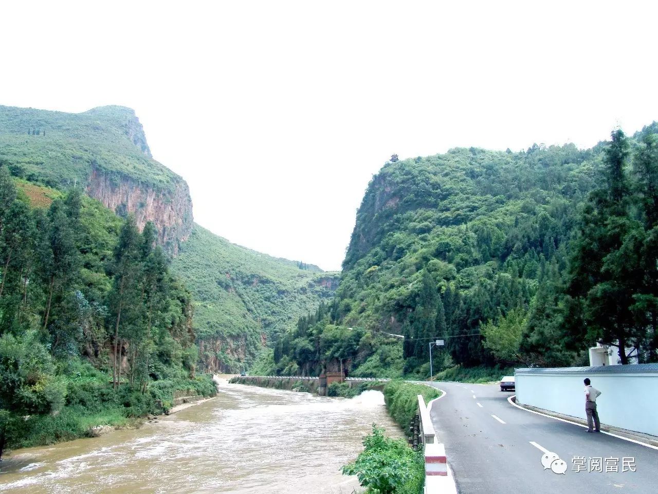 初十,从大哨(现大营)至县城,由于他在沙朗时听说富民的河上洞很奇妙